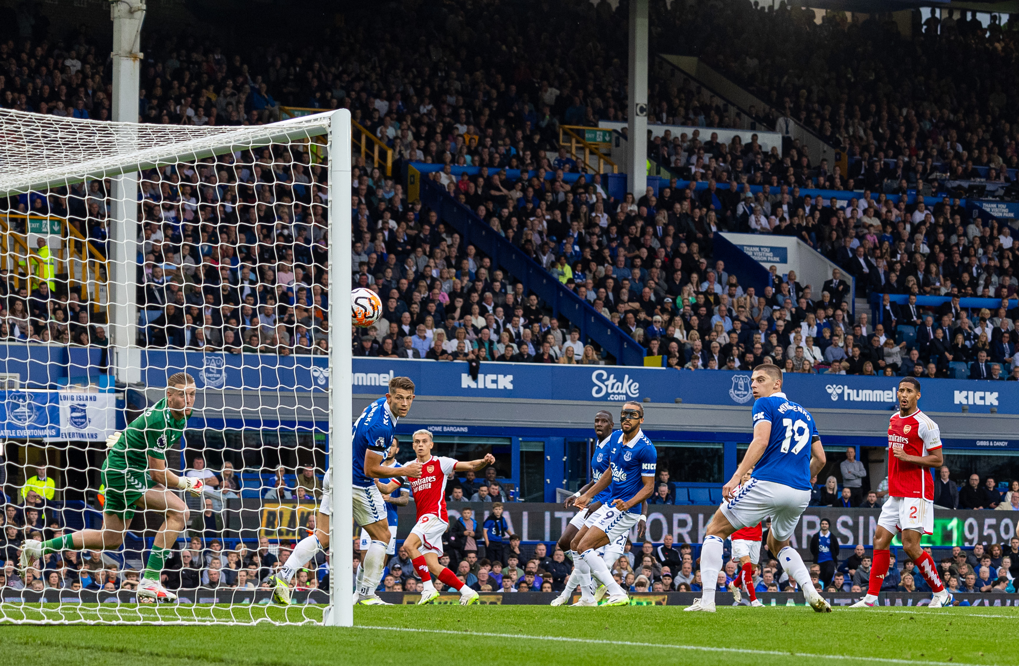 瓦伦西亚就两桩租借达成口头协议：巴雷内切亚、考弗里斯